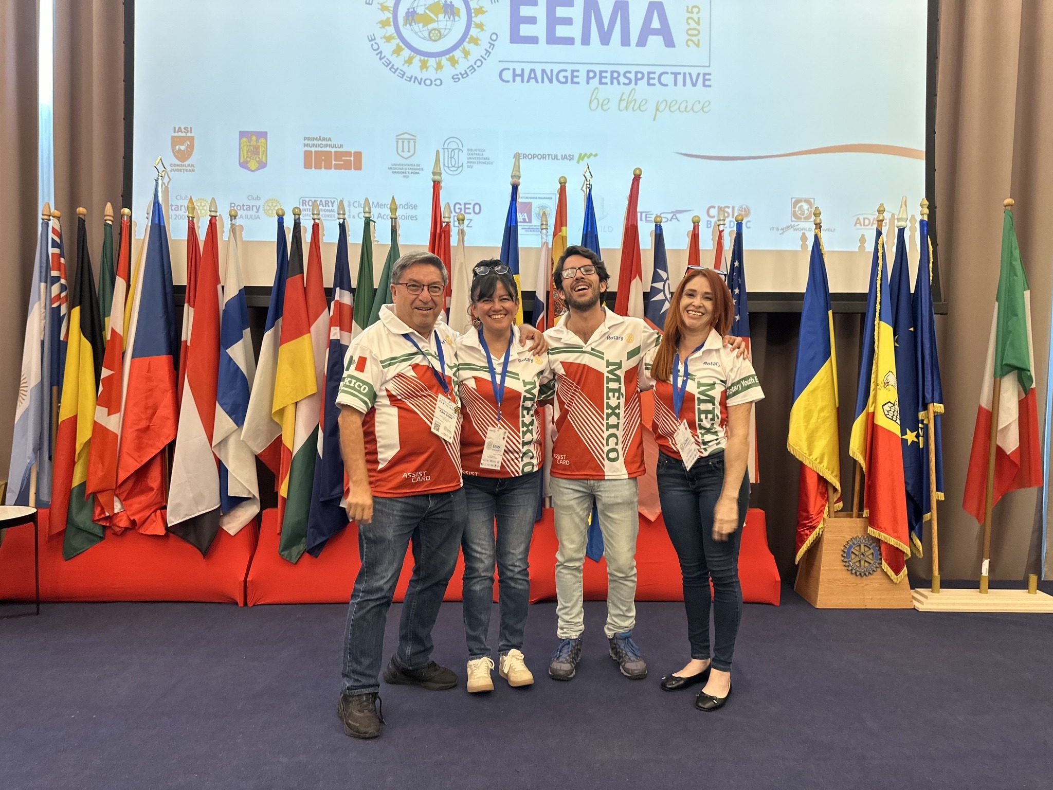 Grupo Rotary Youth Exchange con banderas