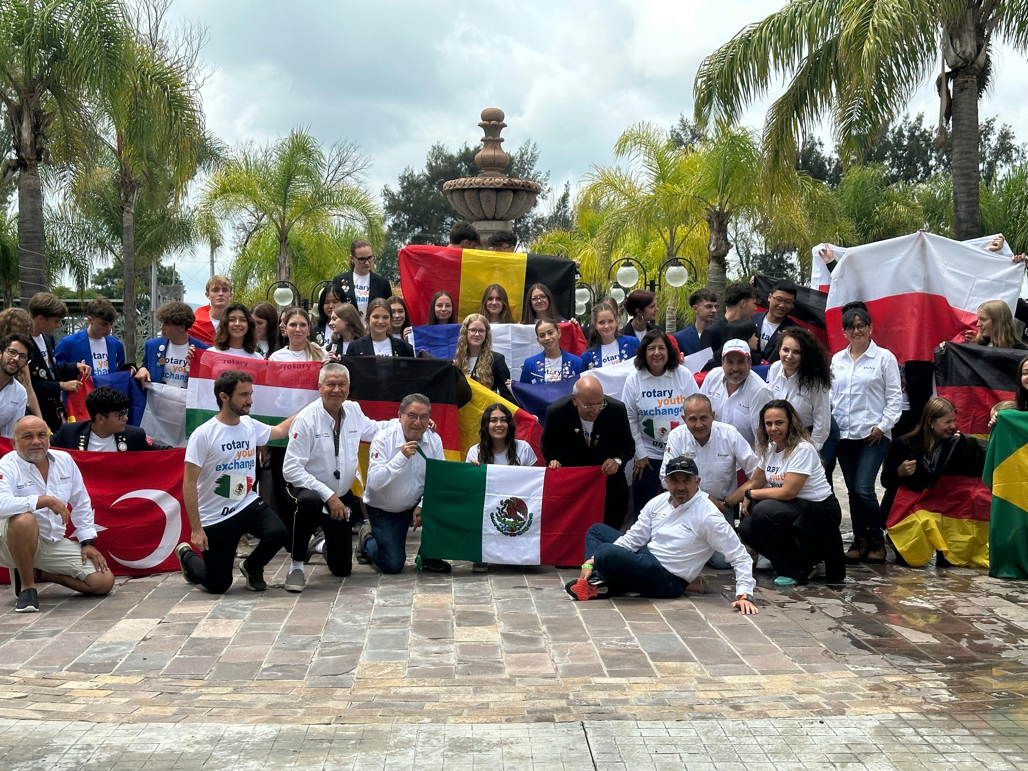 Grupo de estudiantes junto al lago