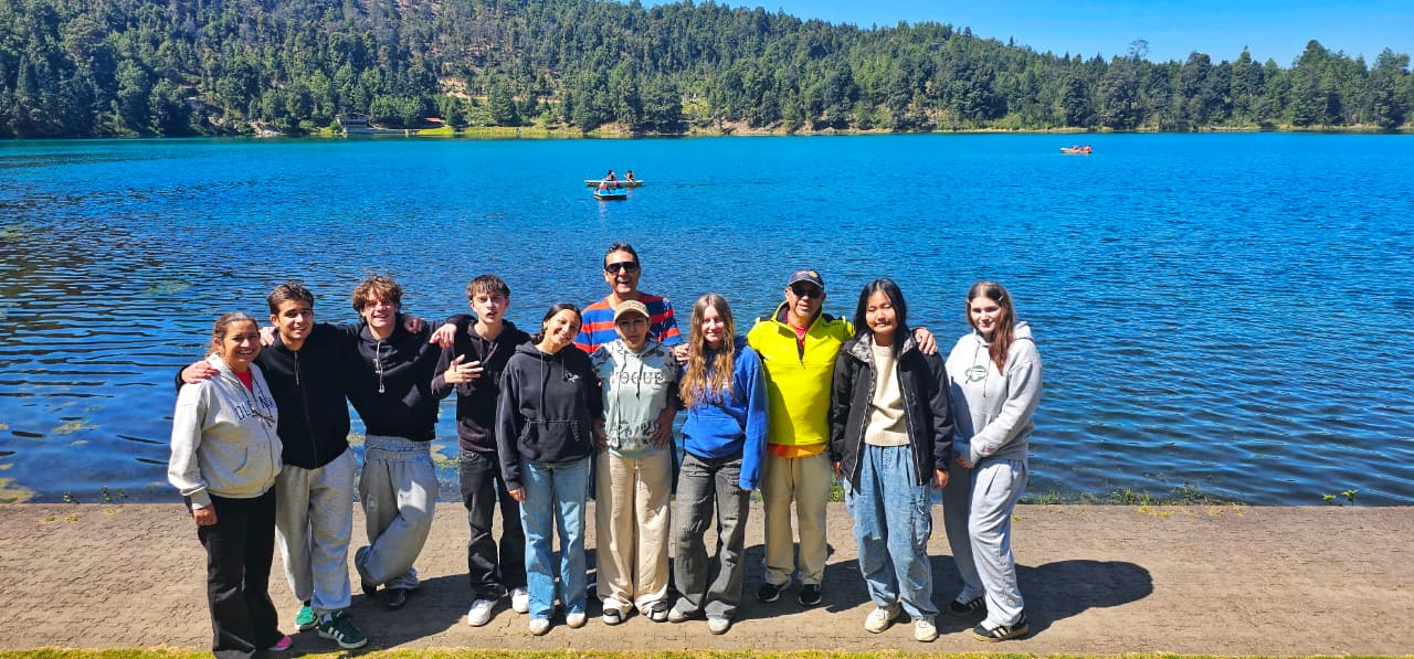 Jóvenes en actividad al aire libre