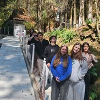Grupo en sitio histórico