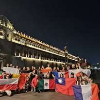 Grupo en edificio colonial
